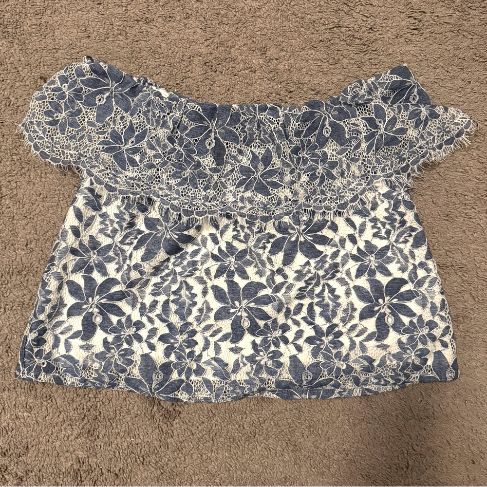 Cute Cropped floral patterned shirt.
